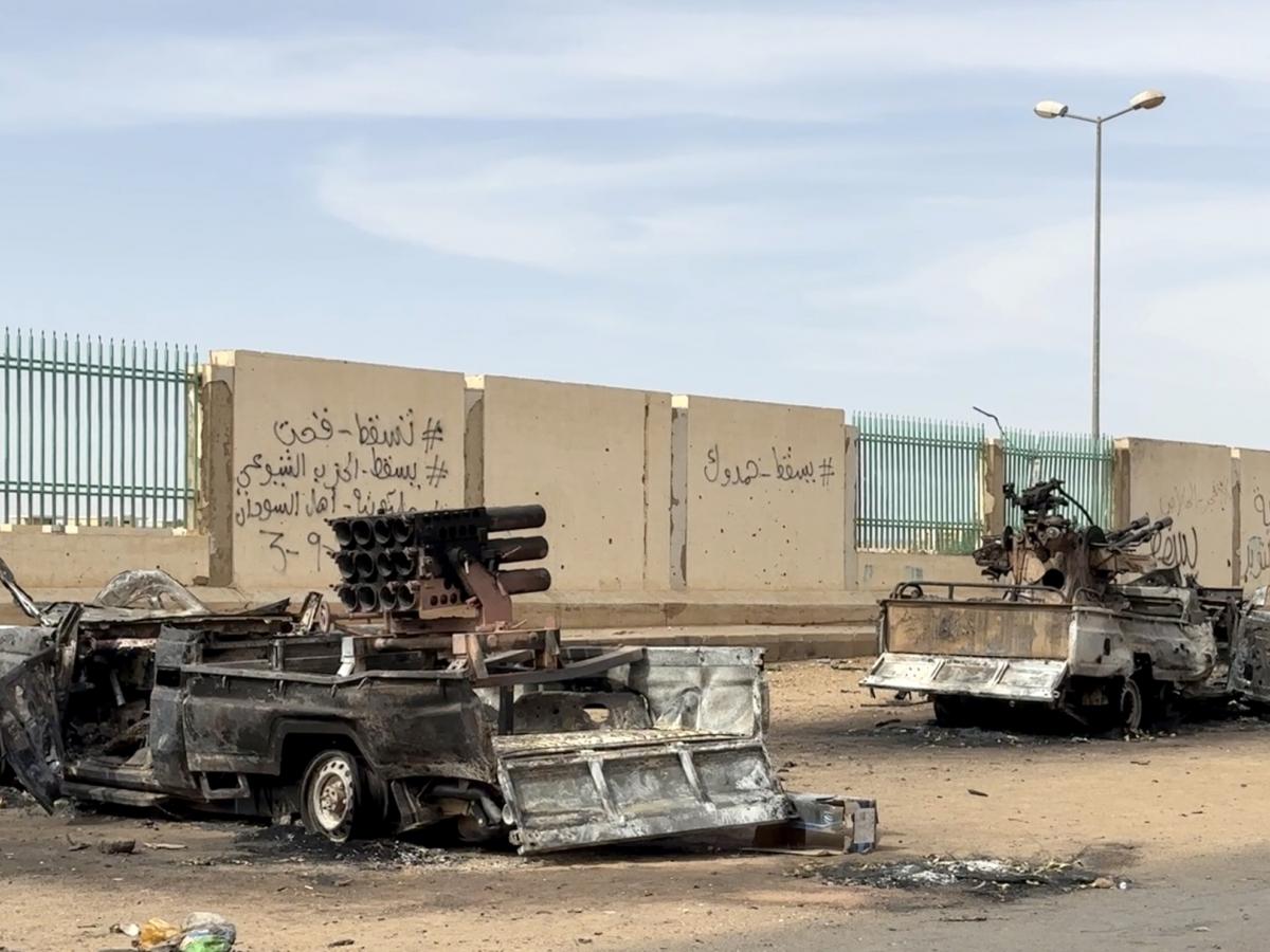 الآليات العسكرية المدمرة تملأ شوارع الخرطوم (عمر إردم/الأناضول)