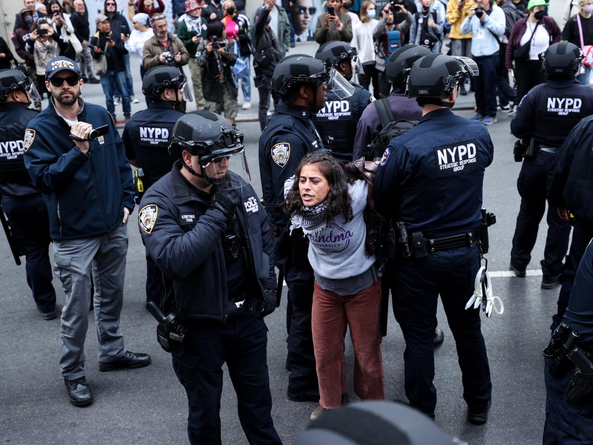 تكرر قمع الشرطة الأميركية لاحتجاجات طلاب الجامعات (لقمان إليبول/الأناضول)