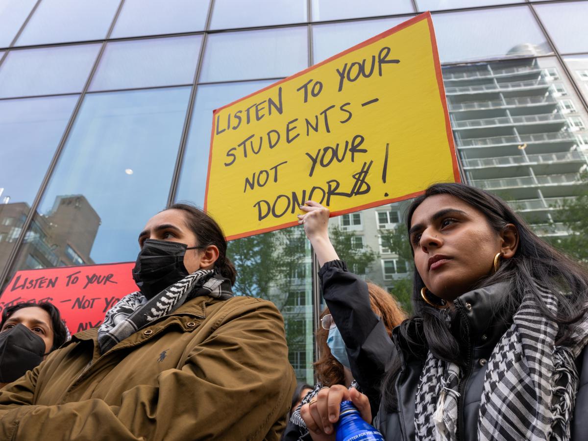 يتهم الطلاب إدارات الجامعات بالخضوع لتوجهات الممولين (سبنسر بلات/ Getty)