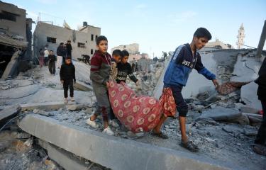 شهداء في مخيم النصيرات وسط قطاع غزة (أشرف أبو عمرة/الأناضول)