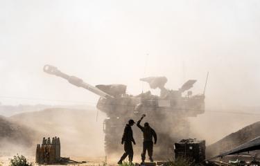 قوات المدفعية الإسرائيلية المتمركزة على حدود رفح 8 مايو 2024 (Getty)