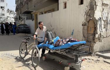 إجلاء جرحى ومرضى من مستشفى كمال عدوان بعد قصفه 21 مايو 2024 الأناضول
