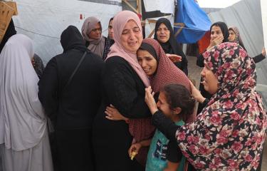 فلسطينيات يبكين ضحايا مجزرة رفح جنوبي قطاع غزة، 27 مايو 2024 (Getty)
