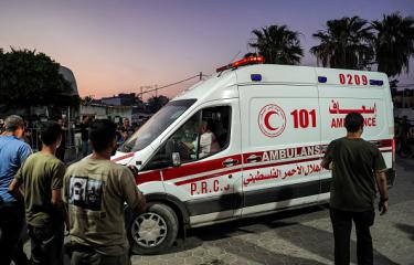 سيارة إسعاف أمام مستشفى شهداء الأقصى في دير البلح وسط قطاع غزة 4/6/2024 (بشار طالب/فرانس برس)