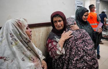 نساء في مستشفى شهداء الأقصى بعد قصف إسرائيلي على دير البلح وسط قطاع غزة 6/4/2024 (بشار طالب/فرانس برس)