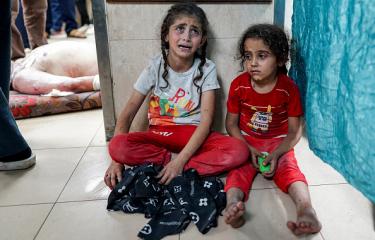 طفلتان جريحتان في دير البلح وسط قطاع غزة جراء القصف الإسرائيلي 4/6/2024 (بشار طالب/فرانس برس)