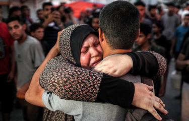 يبكيان شهداء القصف الإسرائيلي على دير البلح وسط قطاع غزة 4/6/2024 (بشار طالب/فرانس برس)
