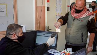 خلال التصويت بانتخابات الأردن (خليل مزرعاوي/ فرانس برس)
