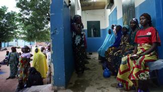 نساء نيجيريات مصابات بناسور الولادة ينتظرن فرصة للفحص، في 16 يوليو 2008 (فرانس برس)