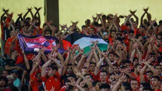 جماهير النادي الأهلي ترفع علم فلسطين في استاد القاهرة، 1 نوفمبر 2023 (Getty)