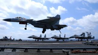 مقاتلة حربية على متن حاملة طائرات في بحر الصين الجنوبي، 8 إبريل 2021 (Getty)