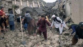 محاولات للبحث عن ناجون من زلزال أفغانستان (تويتر)