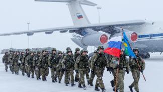 القوات الروسية تغادر مطار ألماتا في كازاخستان (فاديم سافيتسكي/Getty)
