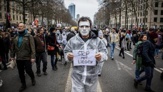 معارضون للقاحات في بروكسل (نيكولاس إيكونومو/ Getty)