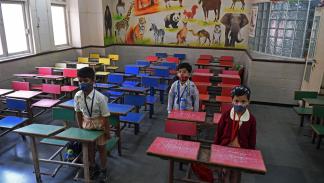 تلاميذ وكورونا في مدرسة في الهند (إندرانيل موخيرجي/ فرانس برس)