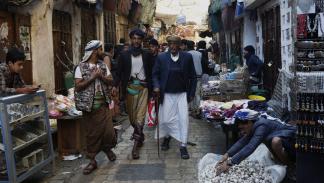 يمنيون في صنعاء في اليمن (محمد حمود/ Getty)