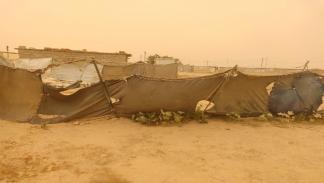 عاصفة ترابية في مخيم عراقي (تويتر)