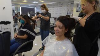 تتسرب تجارة التجميل إلى صالونات الحلاقة في تونس (فتحي بلعيد/ فرانس برس)
