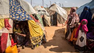 نازحون صوماليون في مخيم في الصومال (سالي هييدن/ Getty)