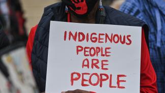 من إحدى تظاهرات السكان الأصليين في كندا (آرتور فيداك/ Getty)