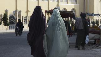 نساء أفغانيات وبرقع في أفغانستان (جاويد تنوير/ فرانس برس)