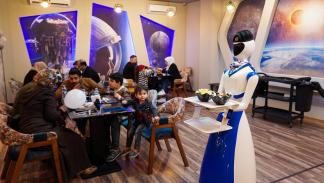 نادل روبوت في مطعم بالموصل (لإسماعيل عدنان يعقوب/ الأناضول)