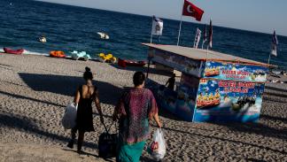تشتكي تركيا من إقامة حاملي إقامات سياحية منذ سنوات في أراضيها (كريس ماكغرات/ Getty)
