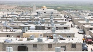 منازل بديلة عن الخيام للنازحين في الشمال السوري (الأناضول)