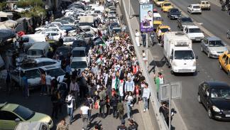تظاهرة صغيرة للتضامن مع غزة في دمشق (عمار غالي/الأناضول)