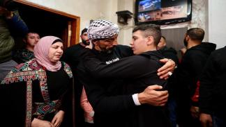 أحمد مع والديه لحظة تحرره بصفقة التبادل (مصطفى الخاروف)