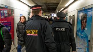 تؤكد حملة شرطة النقل البريطانية دعم ضحايا التحرش (أولي ميلينغتون/Getty)