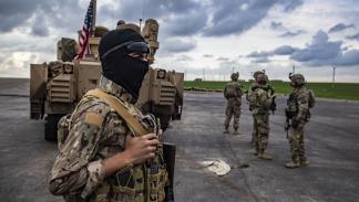 مقاتل من "قسد" مع جنود أميركيين بالحسكة، مارس الماضي (دليل سليمان/فرانس برس)