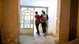 توقيف تاجر مخدرات في عملية سابقة في العراق (يونس محمد/ فرانس برس)