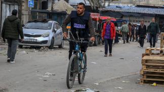 الصحافي حازم سليمان يواصل التغطية في غزة بساق واحدة (عبد الرحيم الخطيب/ الأناضول)