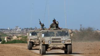 حركة آليات الاحتلال العسكرية على مشارف قطاع غزة (جاك جويز/فرانس برس)