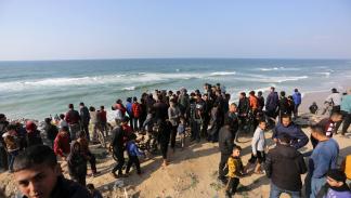 غزيون ينتظرون إسقاط المساعدات لأهالي غزة