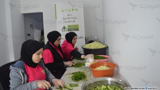 تجهيز وجبات إفطار للمحتاجين في مخيم عين الحلوة (العربي الجديد)