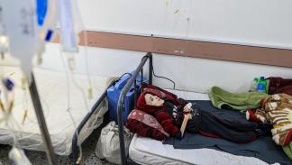 الطفل الفلسطيني يزن الكفارنة في مستشفى في رفح في قطاع غزة (جهاد الشرافي/ الأناضول)