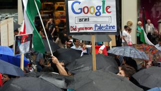 تنحاز غوغل إلى الاحتلال (آدم بري/ Getty)