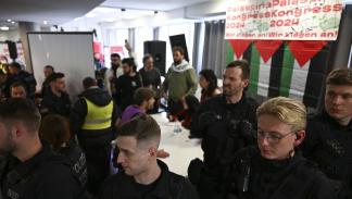 الشرطة الألمانية تُوقف بالقوة "مؤتمر فلسطين"، برلين، 12 نيسان/ أبريل 2024 (Getty)