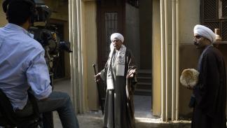 	 السعدني خلال تصوير مسلسل "حارة الزعفراني"، القاهرة 2006 (عمرو مراغي/فرانس برس)  