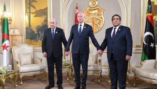 المسؤولون الثلاثة خلال لقائهم في تونس (Epa)