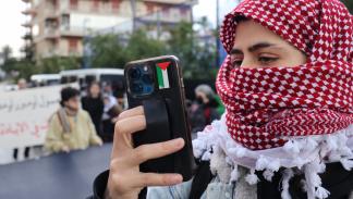 يسيطر الاحتلال على قطاع الاتصالات منذ عقود (أنور عمرو/ فرانس برس)