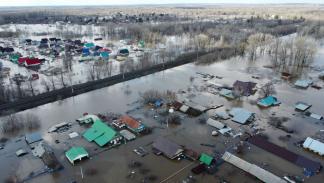 فيضانات روسيا غمرت مدينة أورنبرغ - 13 إبريل 2024 (أندريي بورودولين/ فرانس برس)