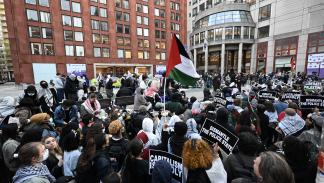 تجمع داعم لفلسطين أمام جامعة نيويورك (فاتح أكتاس/الأناضول)