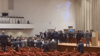 عراك بالأيدي في البرلمان العراقي بعد فشل انتخاب رئيس له، بغداد 18 مايو 2024 (إكس)