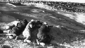 رجال المقاومة الفلسطينية في اشتباك مع عصابات الهاغاناه عام 1948 (Getty)