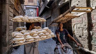بائعو خبز في القاهرة، 27 يوليو 2023 (خالد دسوقي/ فرانس برس)