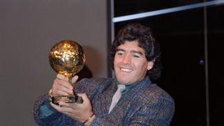 الراحل دييغو مارادونا خلال تسلم جائزة الكرة الذهبية يوم 13 نوفمبر/تشرين الثاني عام 1986 (Getty)