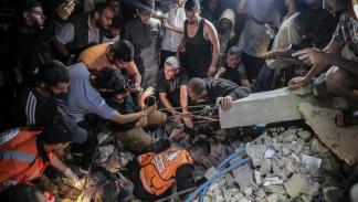 بحث عن جثث وناجين تحت الأنقاض في رفح - غزة - 29 إبريل 2024 (جهاد الشرافي/ الأناضول)